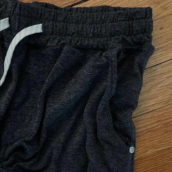 Vuori Men’s Small Charcoal Jogger Pants - Picture 3 of 6